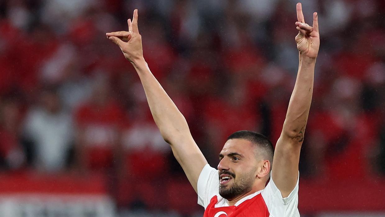 Demiral em foto fazendo com as mãos o símbolo dos 'Lobos Cinzantos', um grupo de extrema-direita da Turquia