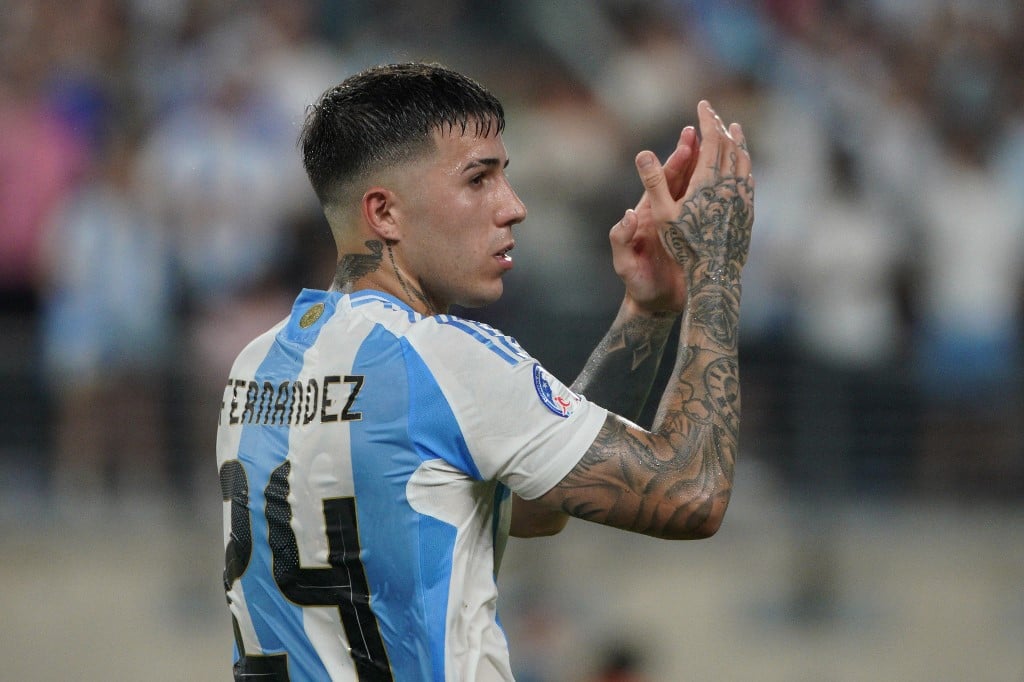 Enzo Fernández se desculpa após cânticos racistas em live