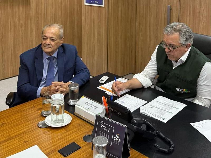 Silvio Mendes (esq.) se reúne com Padilha (dir.) em Brasília