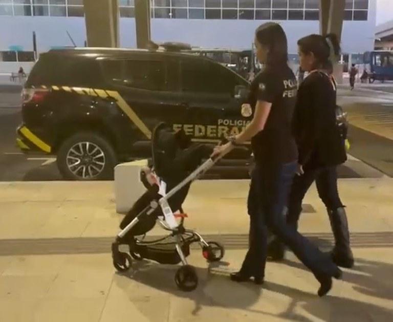 Policiais federais brasileiras foram designadas para atuar no deslocamento da criança de volta para o Brasil