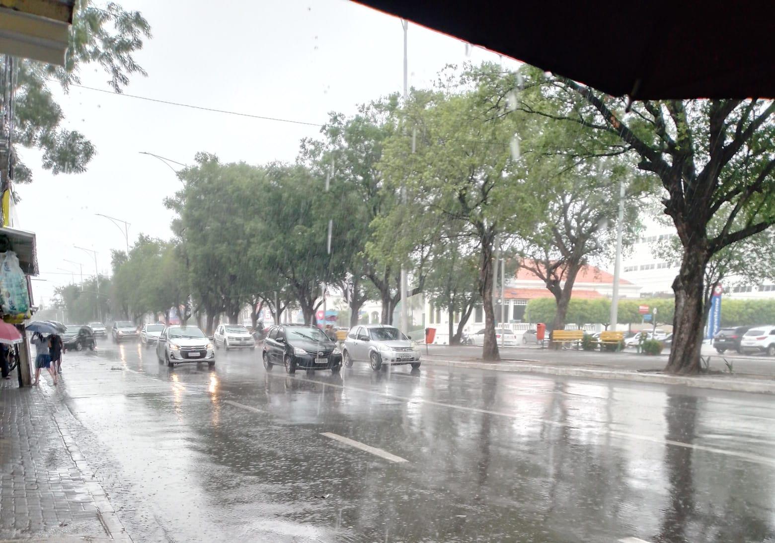 Teresina tem um domingo de chuvas intensas