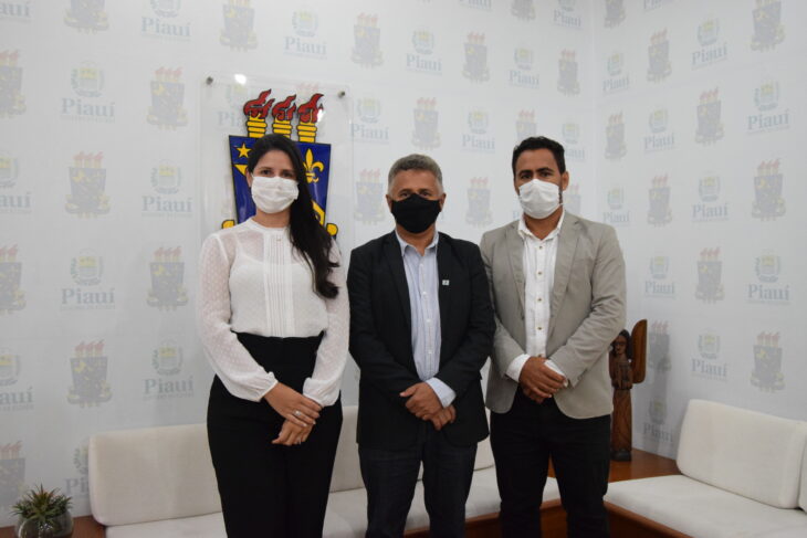 Reitor Evandro Alberto com o controlador-geral Márcio Rodrigues e a controladora governamental Ana Caroline Alencar