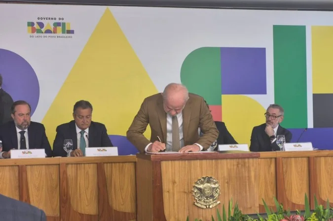 Medidas foram assinadas pelo presidente Lula nesta quinta-feira (12)