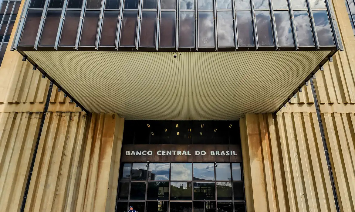 Mercado reduz previsões para inflação e dólar em 2025, aponta Boletim Focus