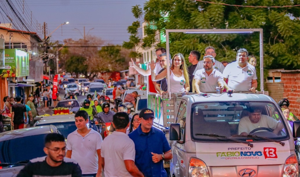Animação e participação da população na carreata do 13