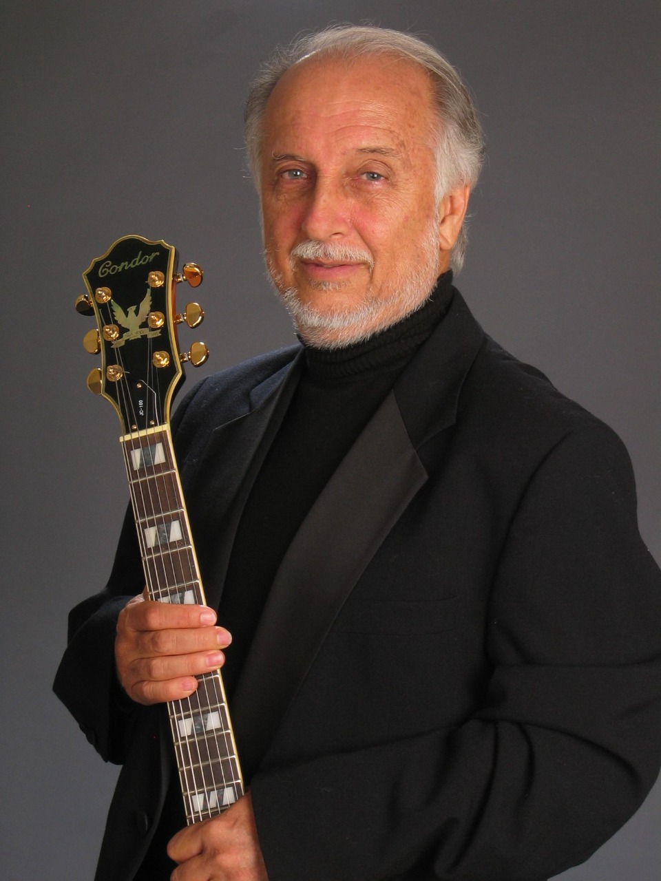 Roberto Menescal fará live de aniversário ao lado da ex-abelhuda Tati Pinheiro