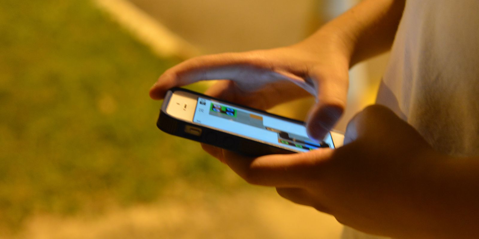 Jovem com celular na mão