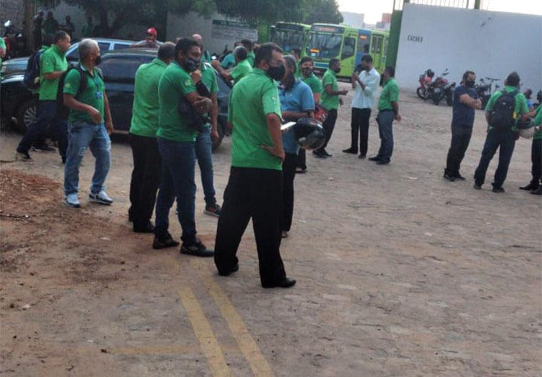 Motoristas de ônibus realizam paralisação