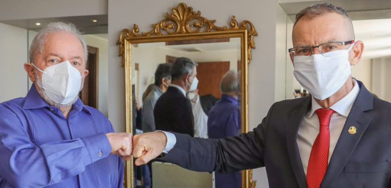 Lula encontra senador Contarato em Brasília e oficializa convite de filiação ao PT