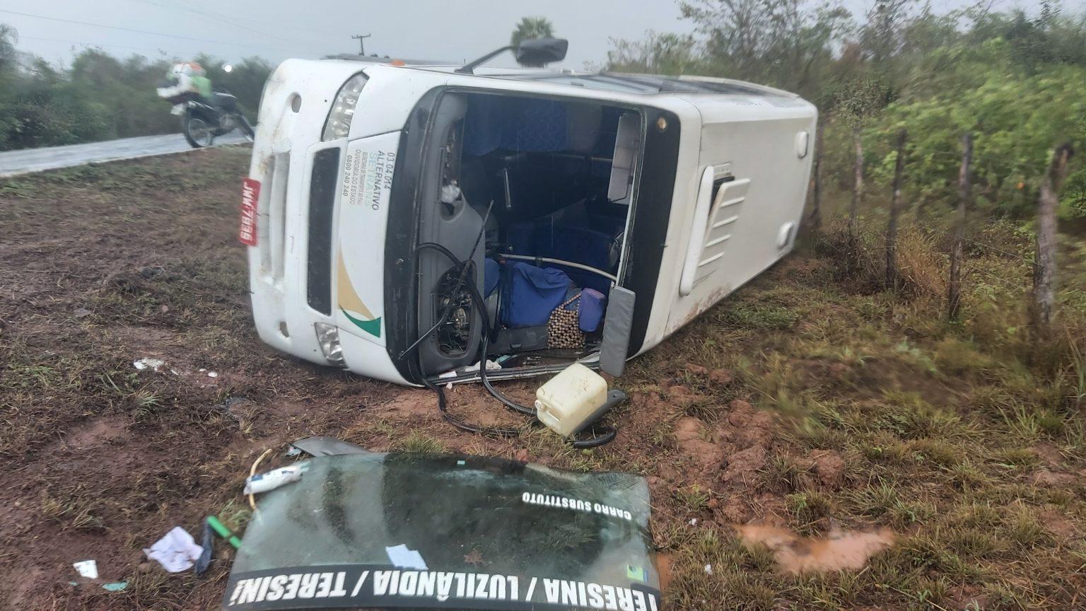 Cinco pessoas ficam feridas em acidente envolvendo micro-ônibus