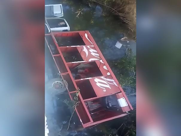 Caminhão da Coca-Cola cai de ponte em Oeiras