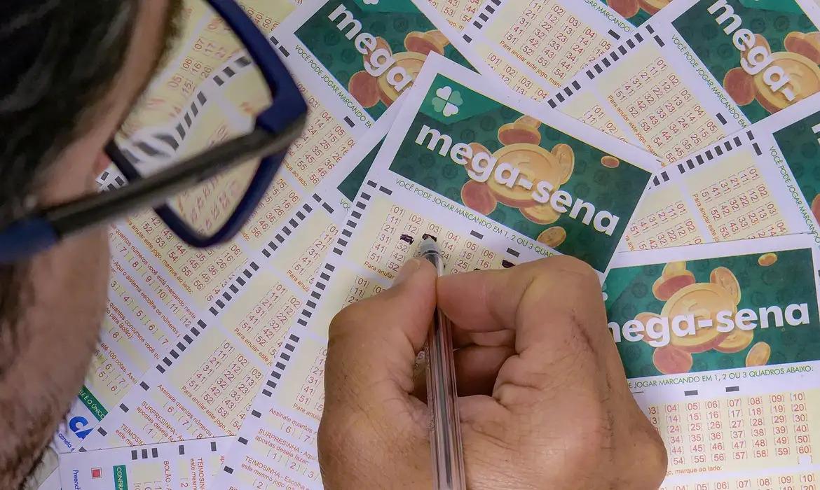 Sortudos podem realizar suas apostas para o concurso 2.856 da Mega-Sena, com prêmio estimado em R$ 3,5 milhões, até às 19hrs