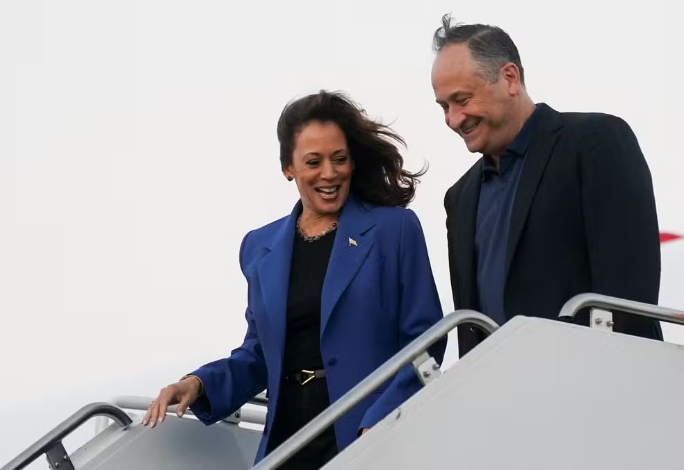 A vice-presidente dos EUA e candidata democrata à presidência, Kamala Harris, desembarca de avião em Chicago para participar da Convenção do Partido Democrata