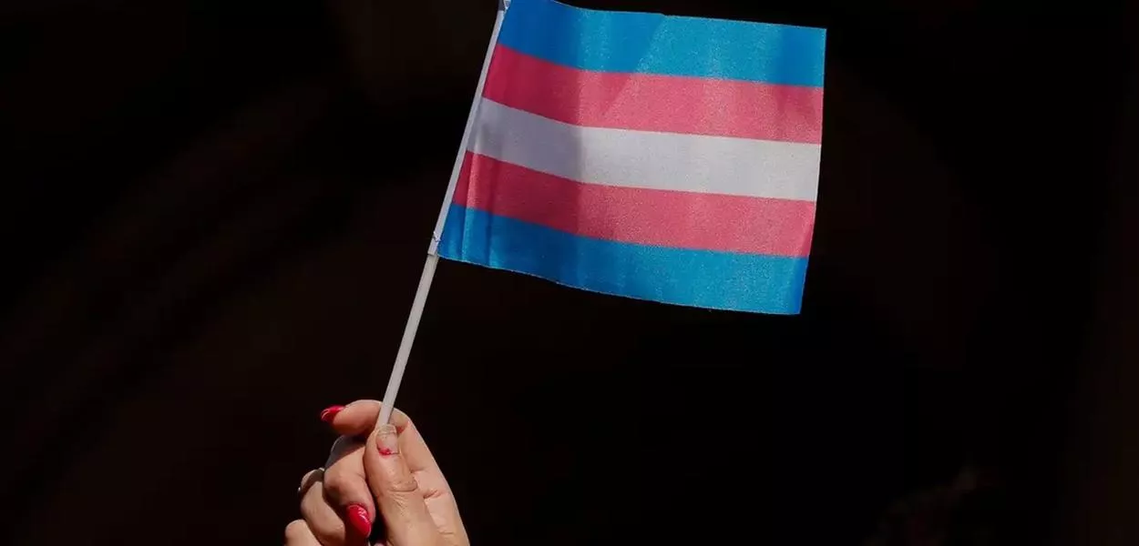 Os termos "transgênero" e "transexual" podem ser usados para identidades masculinas e femininas