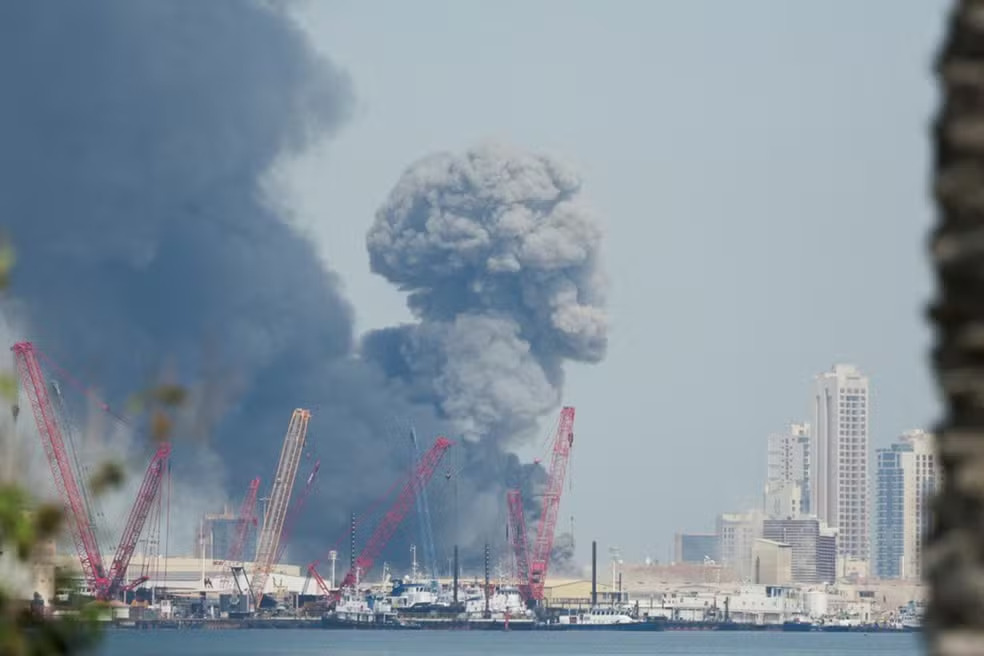 Fumaça é vista após explosão em Teerã durante ofensiva coordenada de EUA e Israel contra o Irã.