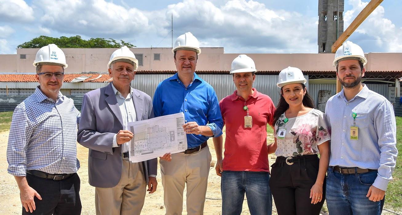 Reitor Gildásio Guedes (centro) e o Superintendente Paulo Márcio seguram a planta impressa da obra