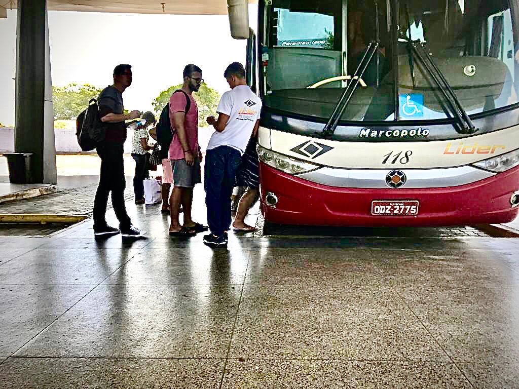 Passageiros embarcando em ônibus na rodoviária de Teresina