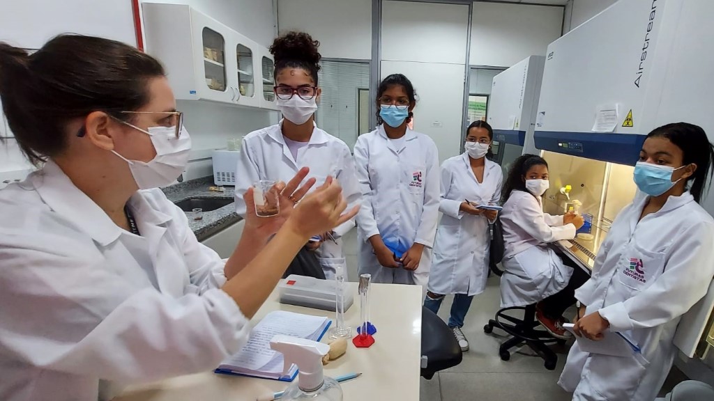 A ideia é mostrar que qualquer menina pode atuar em áreas que ainda são majoritariamente masculinas