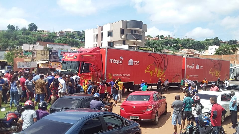 Motorista passa mal e carreta colide contra dois veículos em Picos