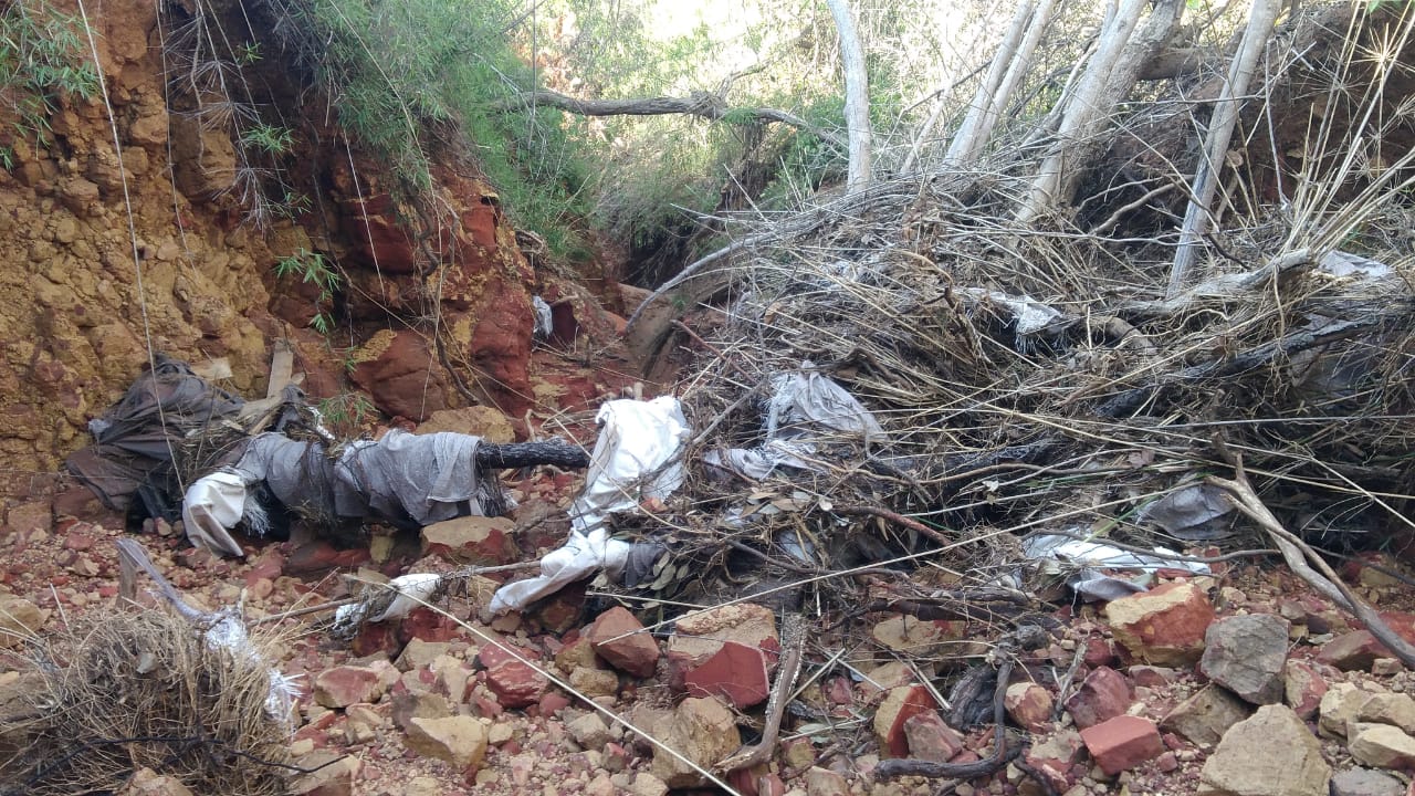 Enxurrada arrastou entulhos após rompimento da represa erguida no parque solar