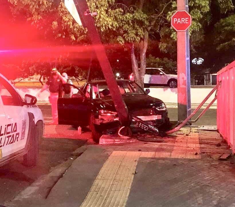 Veículo de luxo se envolve em acidente na avenida João XXIII