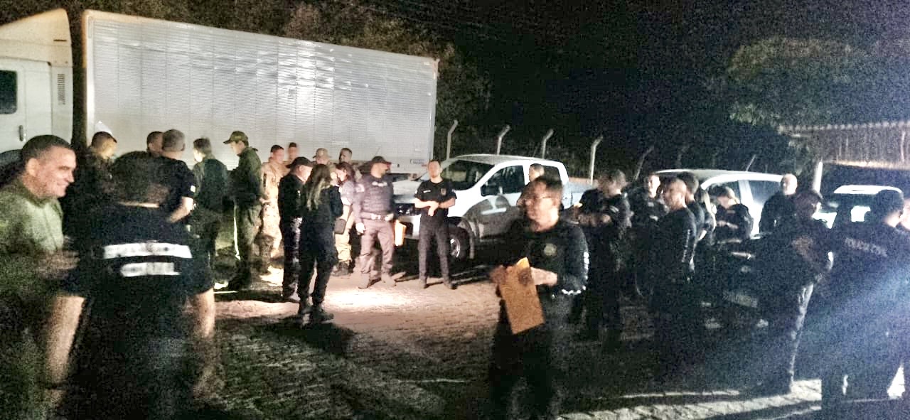 Ainda na madrugada os polícias se concentraram para receber as orientações sobre a operação