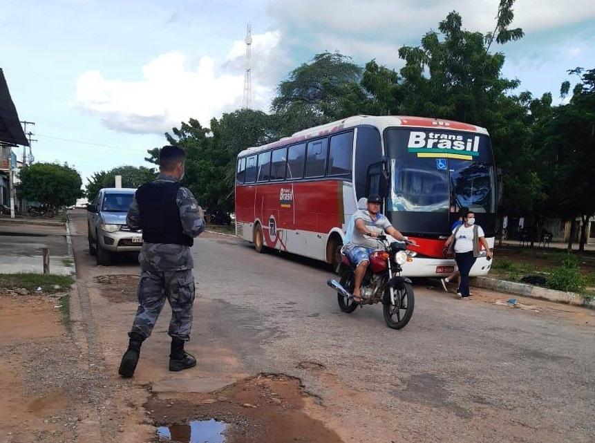 Polícia Militar apreende ônibus em Avelino Lopes