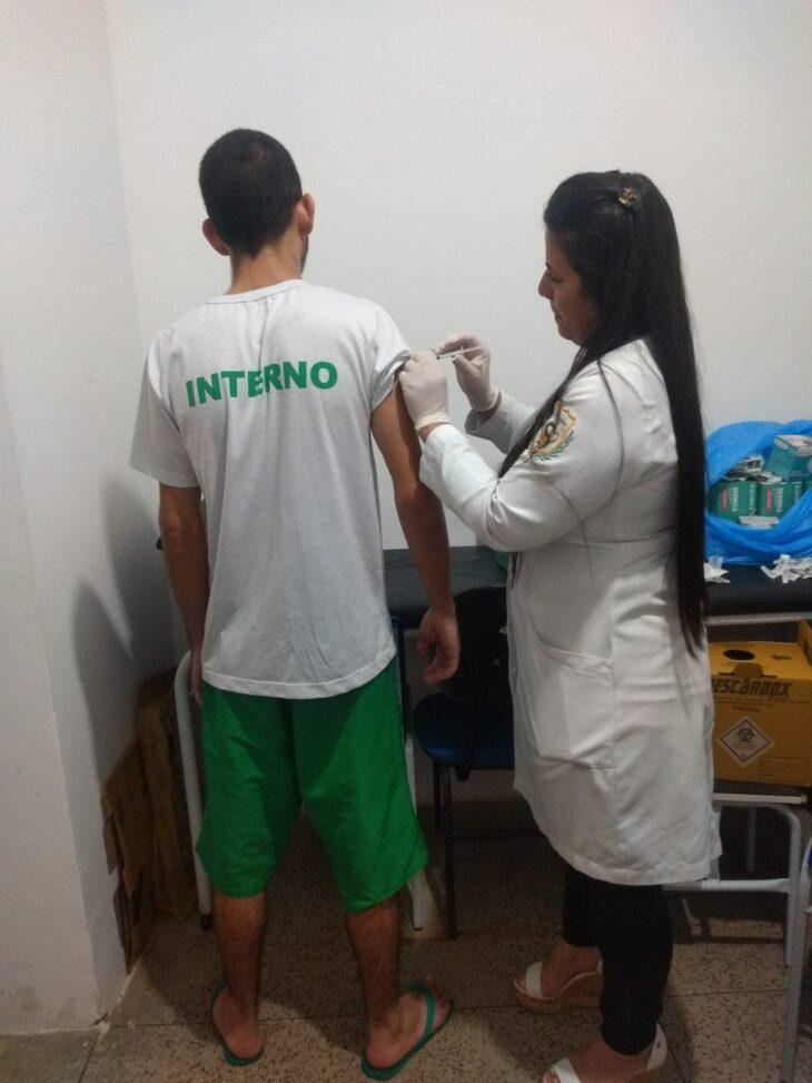 Adolescentes imunizados com as vacinas bivalente e H1N1