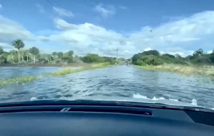 Água sobe na BR 402 em Parnaíba