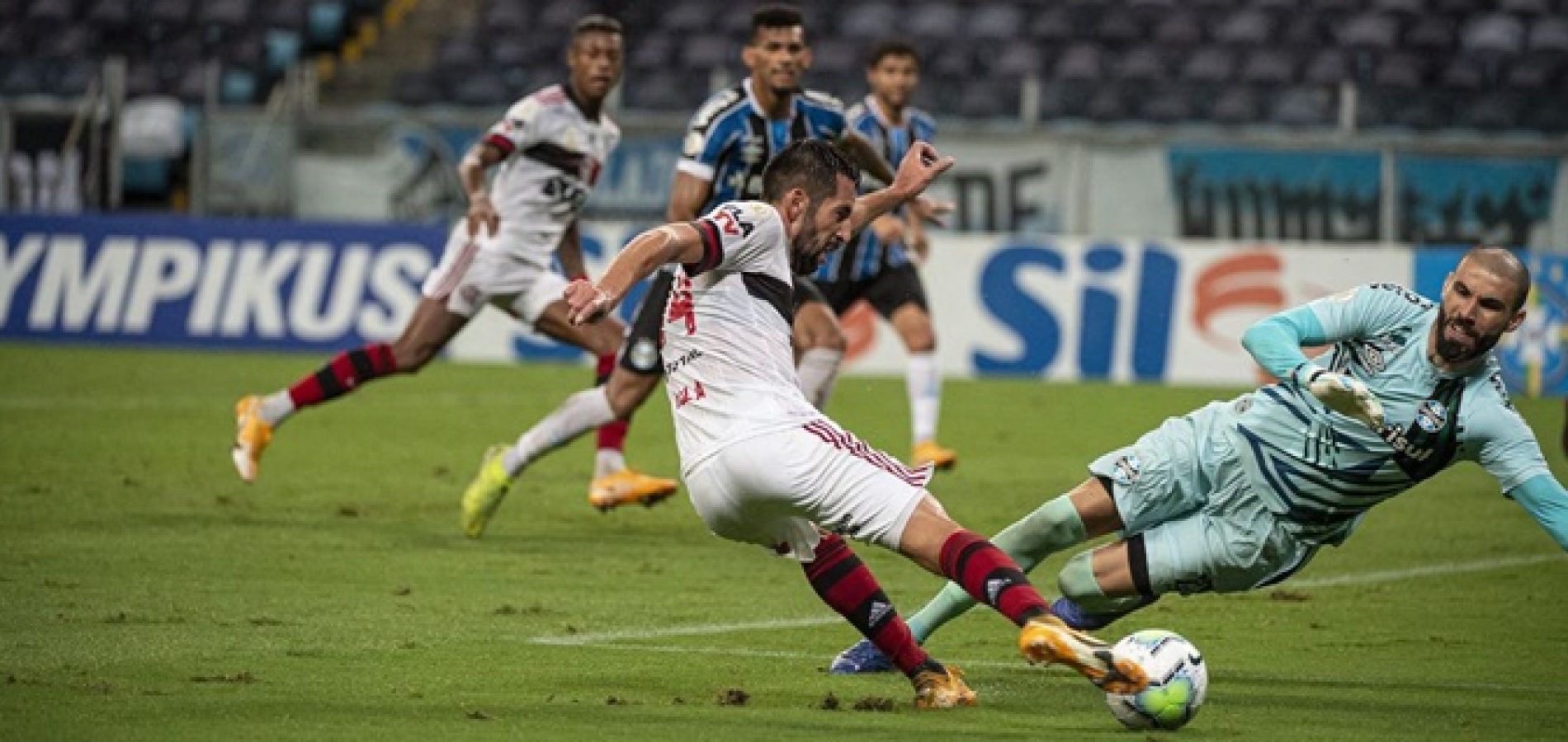 Flamengo vira sobre o Grêmio e assume vice-liderança