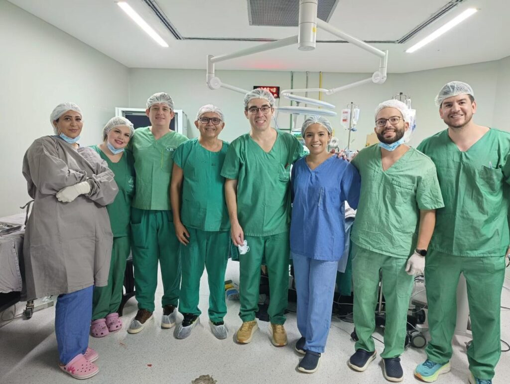 Equipe médica e multiprofissional do Hospital Infantil Lucídio Portella responsável pela primeira cirurgia endoscópica para retirada de nasoangiofibroma juvenil realizada na unidade pelo SUS