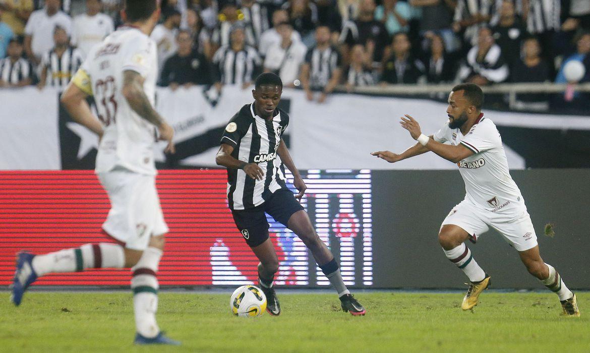 Fluminense e Botafogo se enfrentam neste domingo
