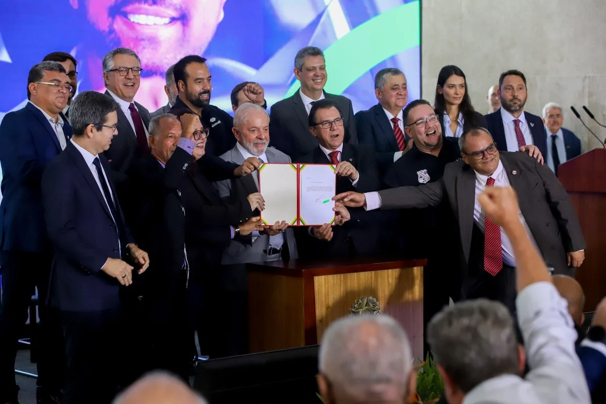 O presidente Luiz Inácio Lula da Silva, durante assinatura do projeto de lei que regulamenta o trabalho por aplicativos de transporte de pessoas, no dia 04/03/2024.