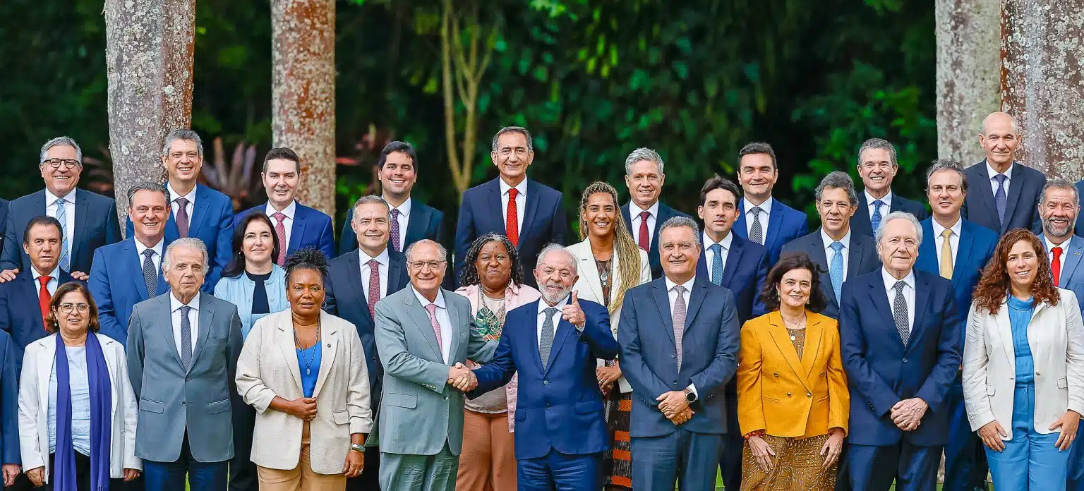 Lula com ministros de seu governo em janeiro de 2025