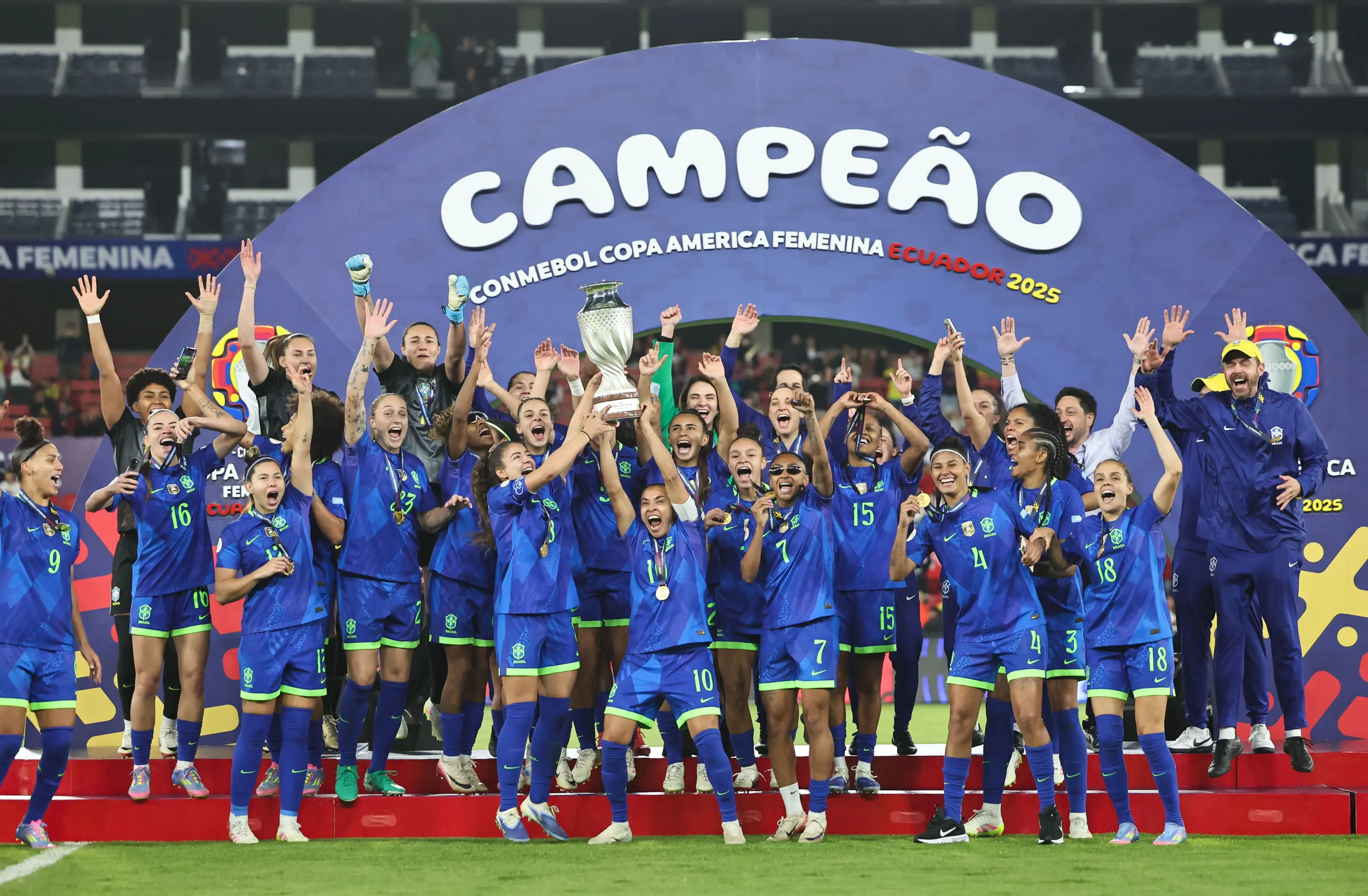 A capitã Marta ergue a 9ª Copa América da Seleção Brasileira Feminina