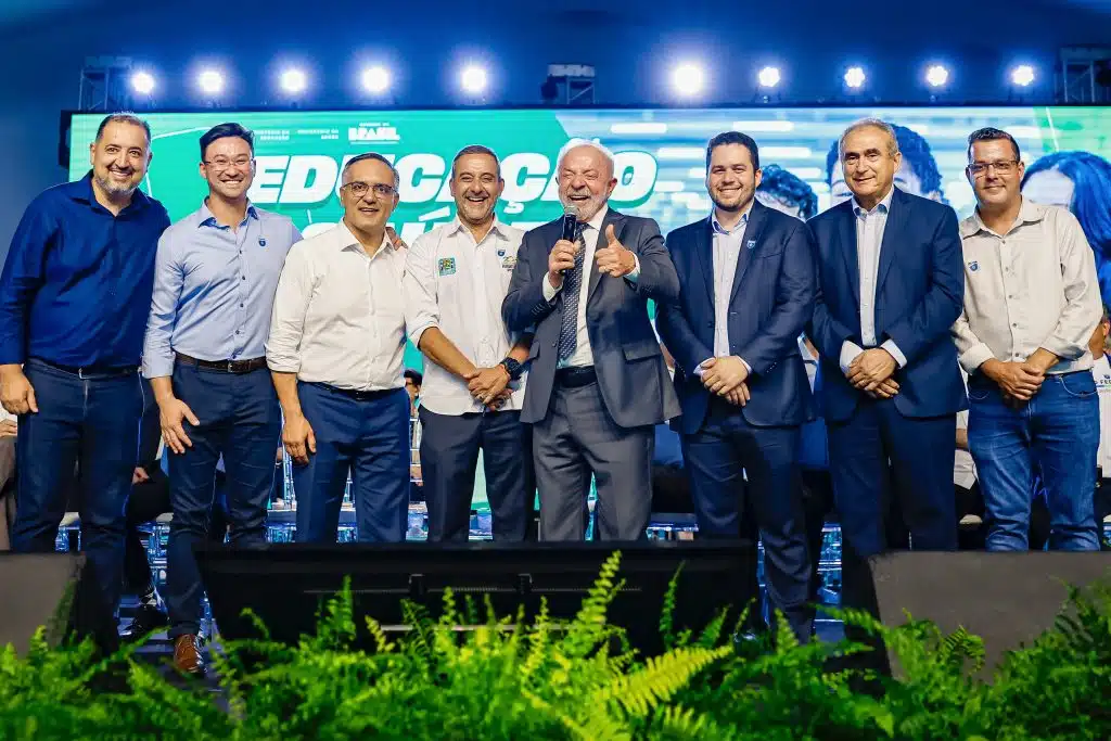 Prefeitos do PL, de Flávio Bolsonaro, tiram fotos com Lula; Valdemar “vai bater neles”