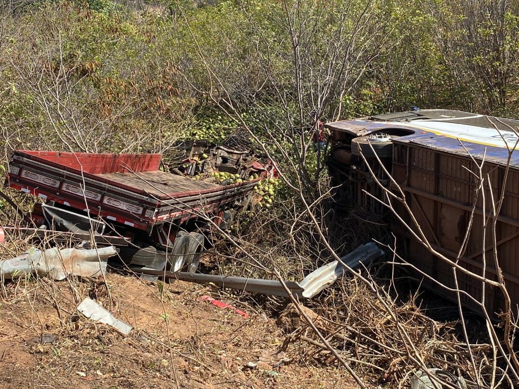 Acidente entre caminhão e ônibus deixa 18 feridos