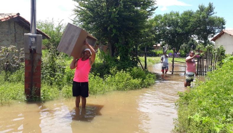 Moradores atingidos pela enxurrada