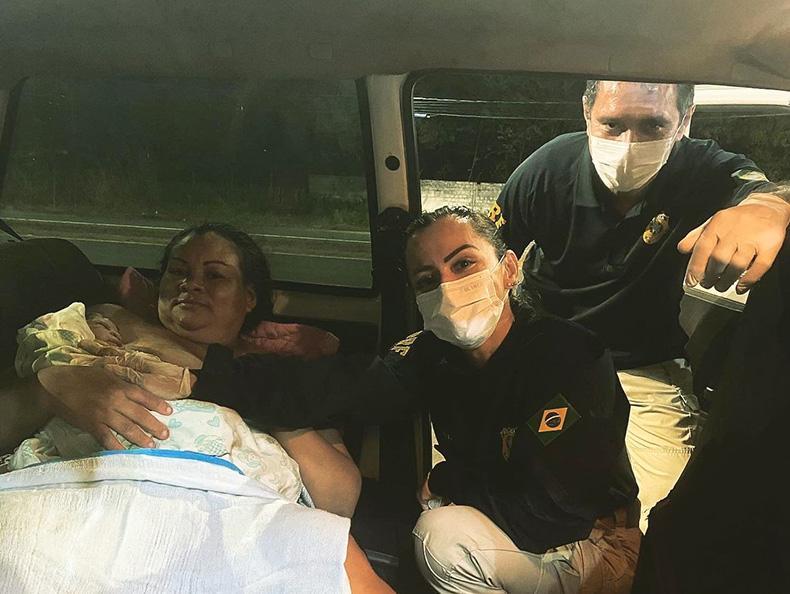 PRF realiza parto de mulher dentro de carro