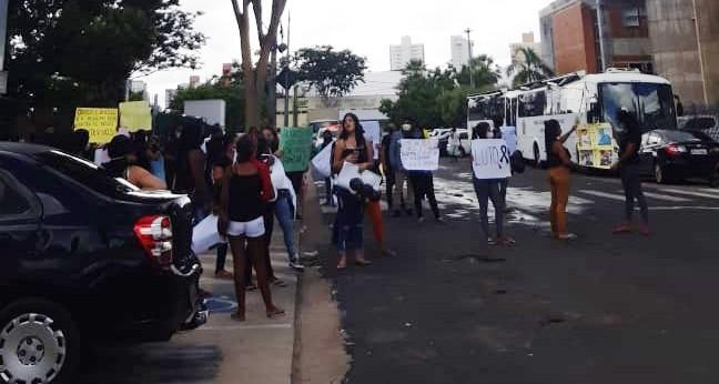 Familiares de presos da CPA fazem protesto em Teresina