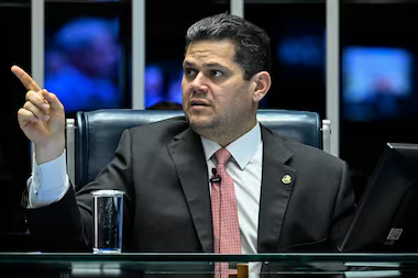 Alcolumbre recebeu R$ 155 milhões de Vorcaro, que aposta em Flávio Bolsonaro para escapar