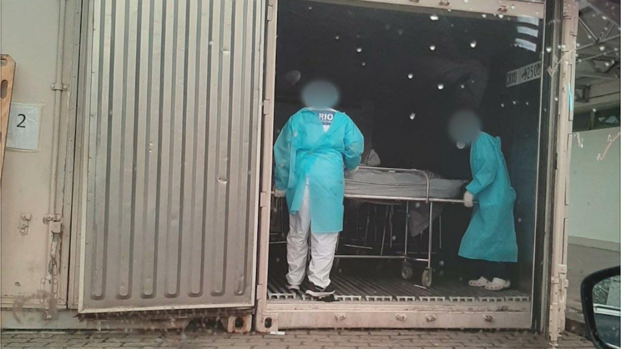 Colapso: hospital de Porto Alegre aluga contêiner para colocar corpos