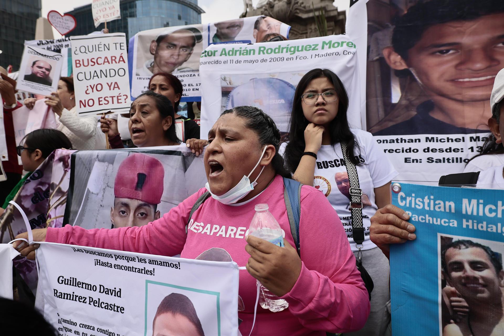 Mães marchando na “XIII Marcha Nacional de Madres Buscadoras” em 10 de maio de 2025, na Cidade do México.
