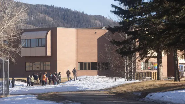 Escola Secundária de Tumbler Ridge, na Colúmbia Britânica, foi palco de ataque a tiros que deixou 10 mortos e 25 feridos.