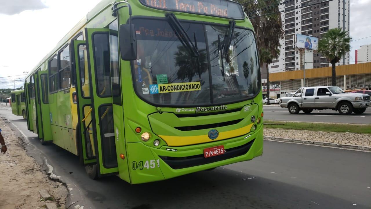 ônibus alvo de assaltantes na Ponte da Avenida Frei Serafim