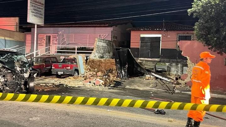 Motorista perde controle e derruba muro de residência