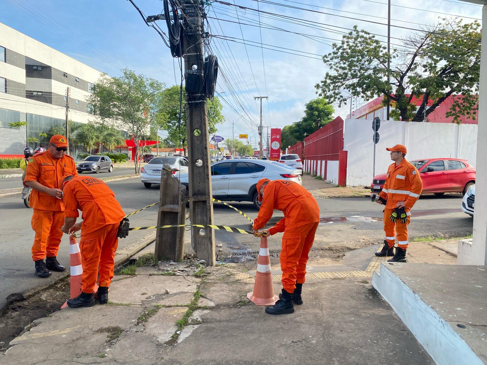 Bombeiros isolam área após queda de poste na Miguel Rosa
