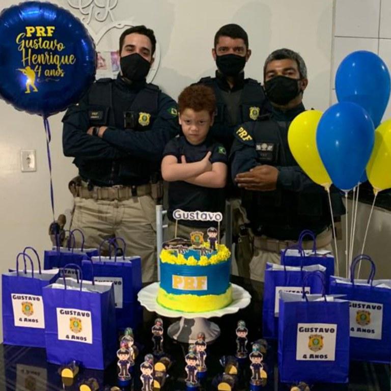 Garoto fã da PRF ganha festa de policiais em seu aniversário de 4 anos, em Picos