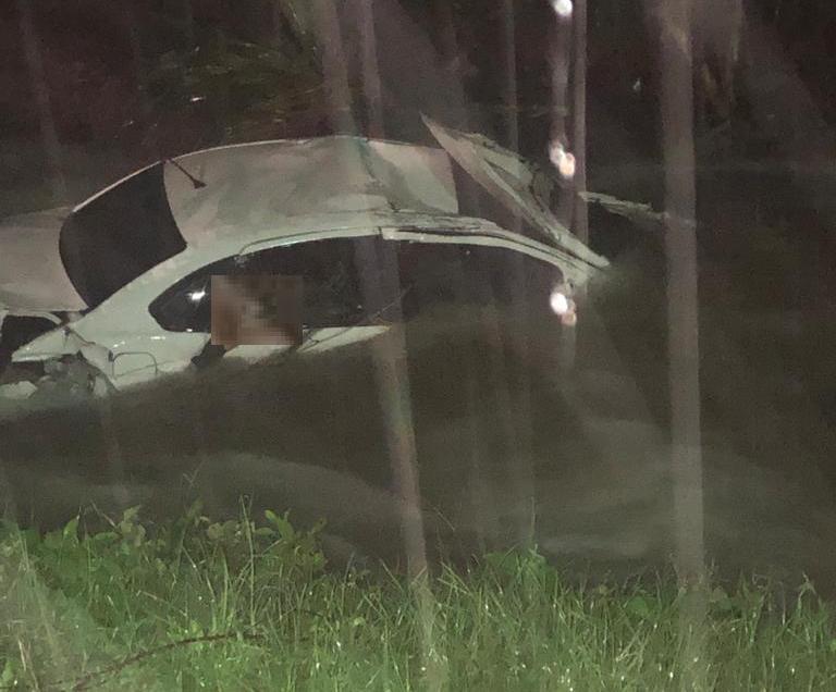 Carro arrastado na enxurrada