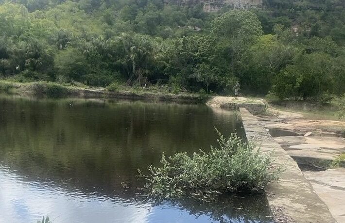 Barragem dentro da Unidade de Conservação, localizada próxima ao sopé da serra